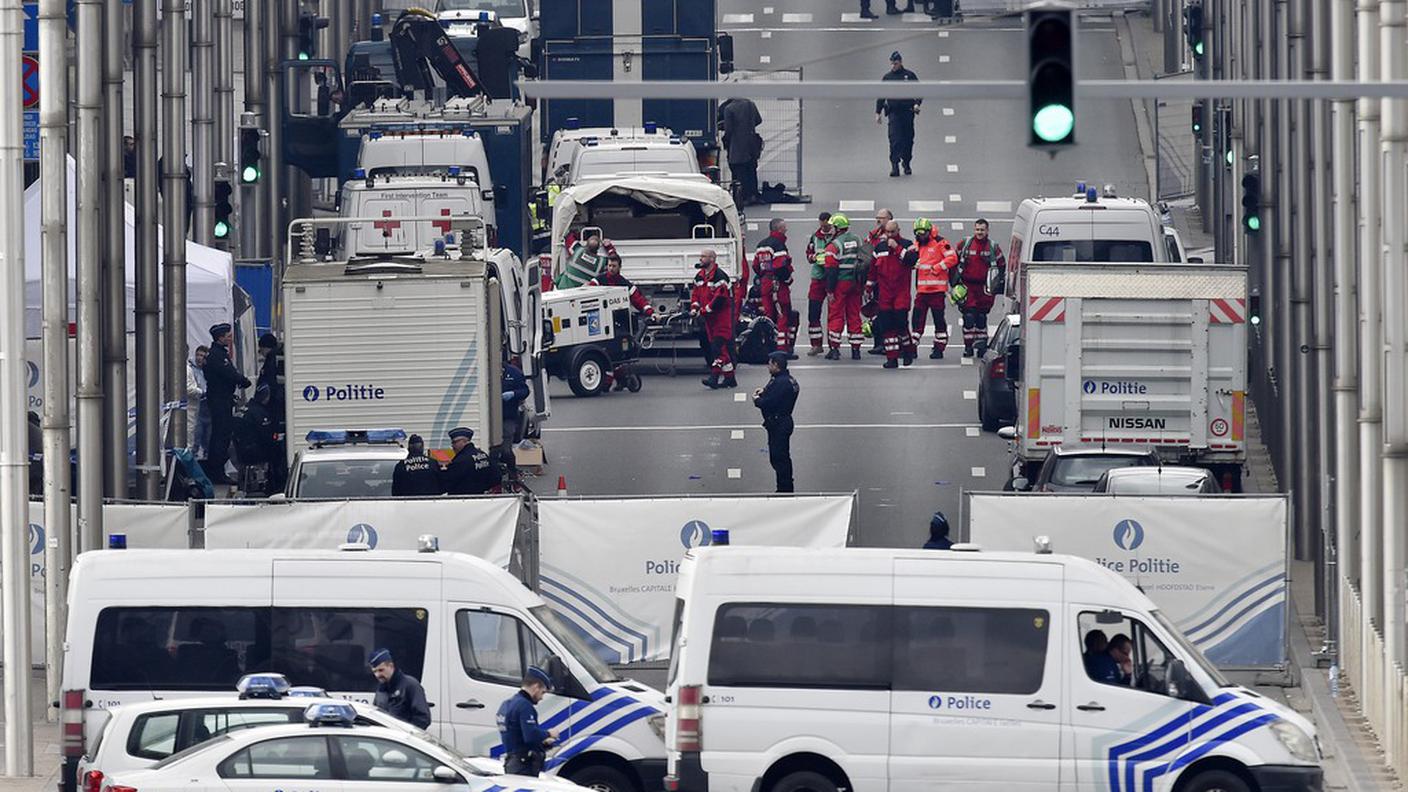 Polizia e soccorritori fuori dalla stazione della metropolitana di Maelbeek