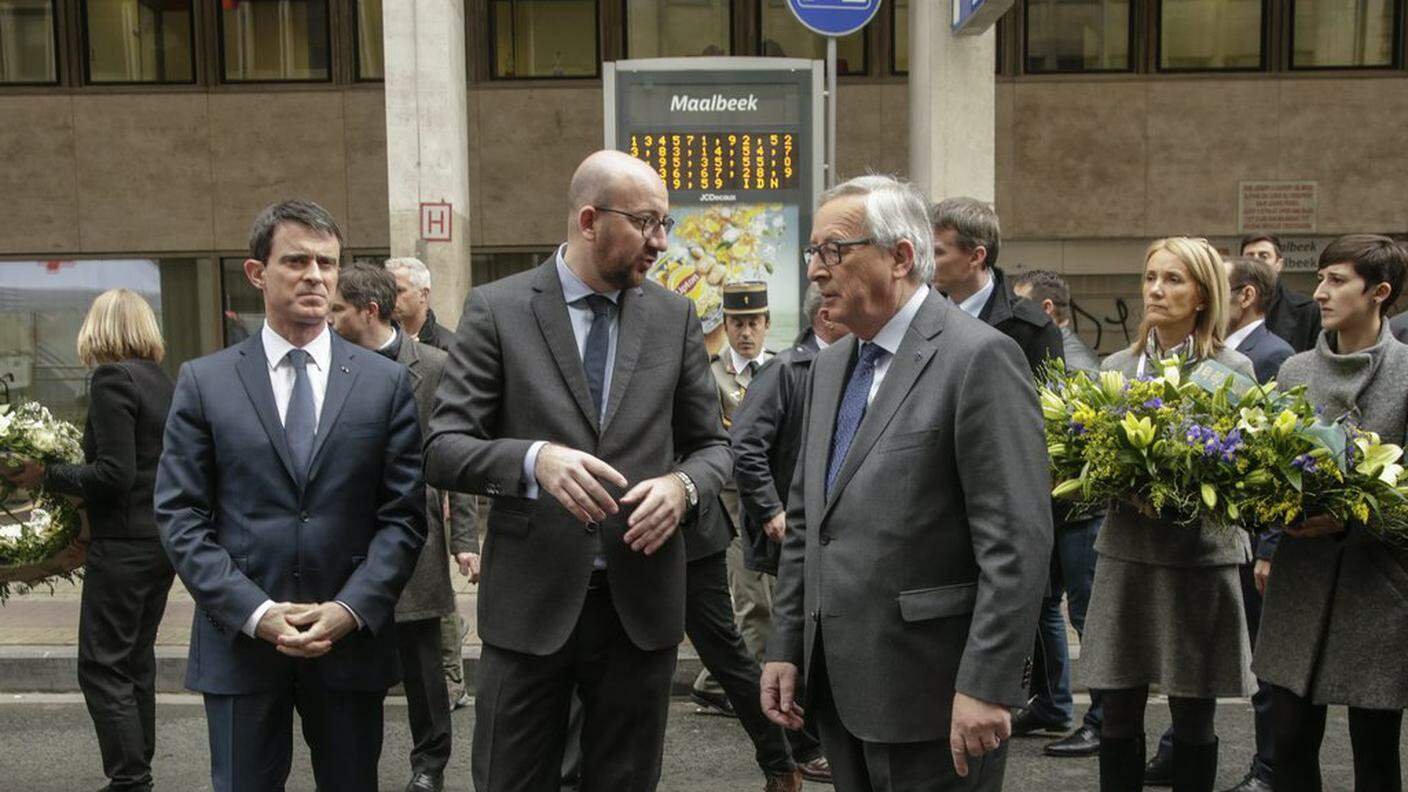 Valls e Juncker accanto al premier belga Michel, durante una cerimonia alla stazione della metropolitana di Maalbeek