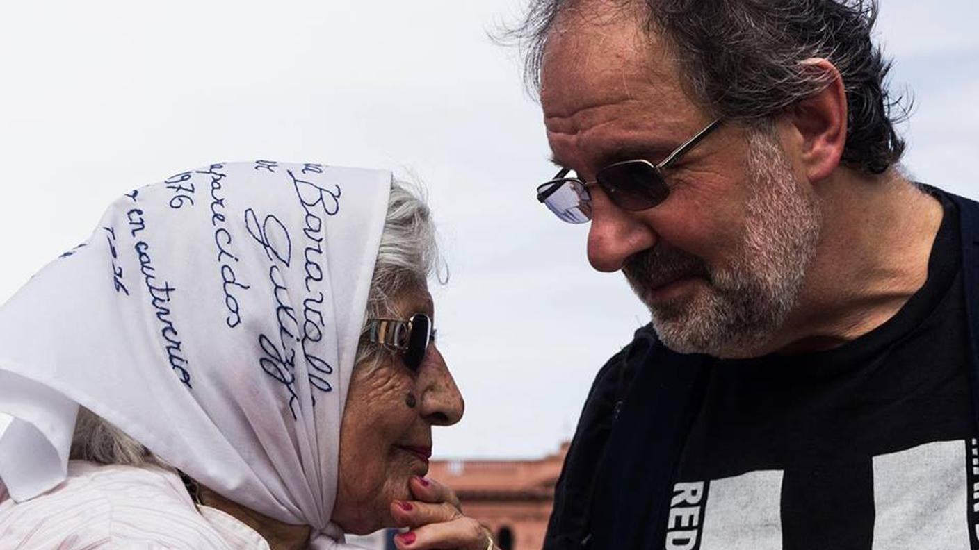 Eduardo Nachman con una madre di Piazza di maggio