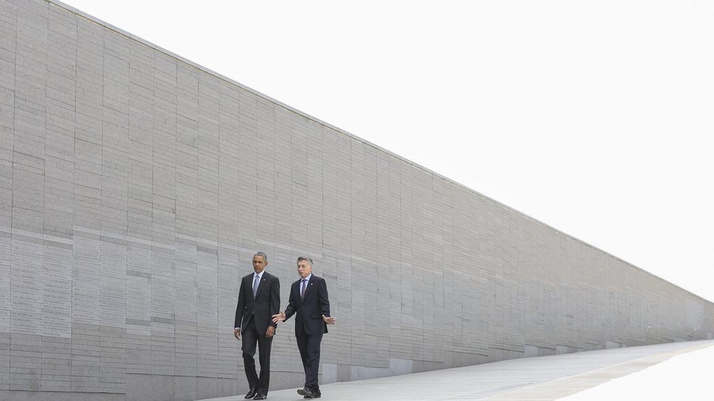 Lungo il muro con i nomi di 30'000 vittime della dittatura
