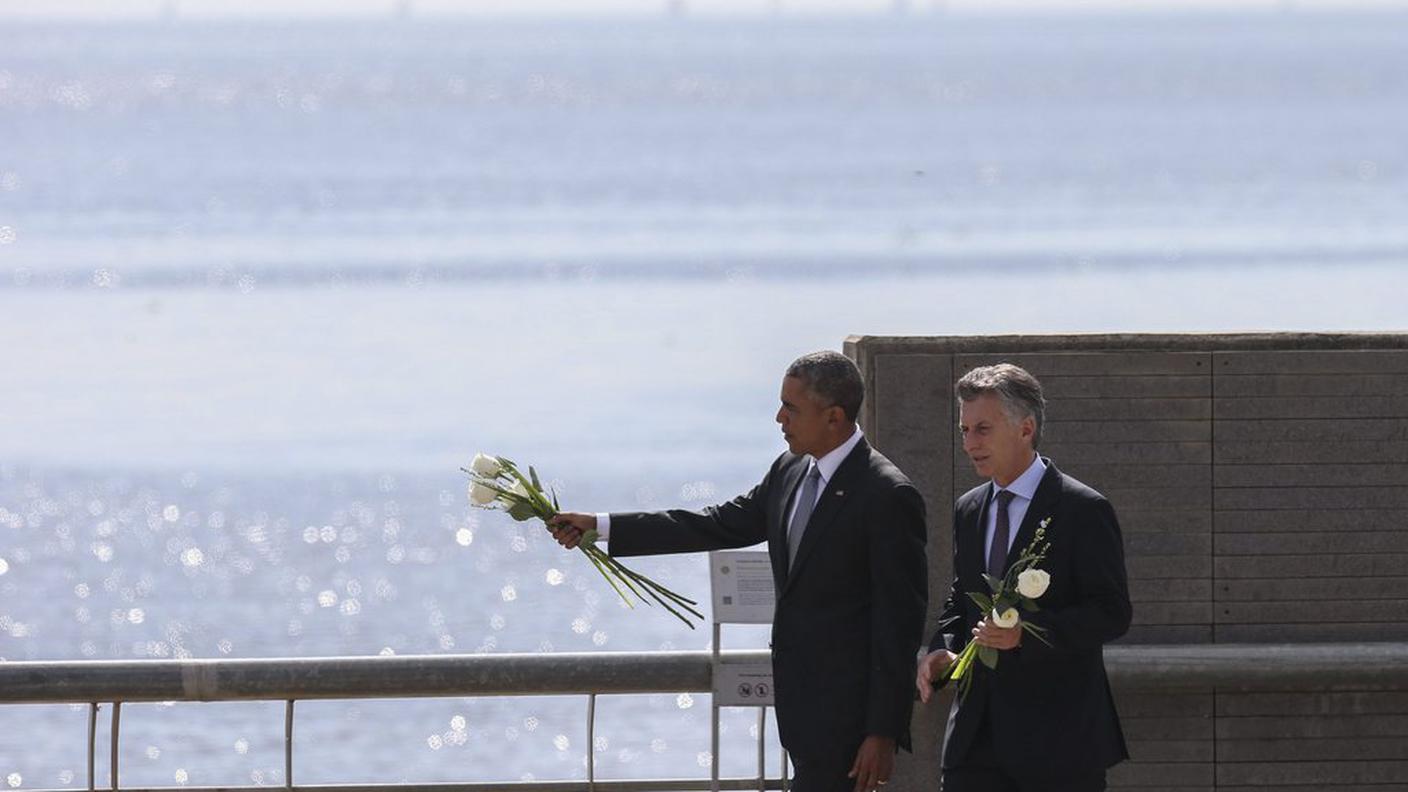 Obama e l'omologo argentino Macri hanno gettato fiori in mare come tributo alle vittime