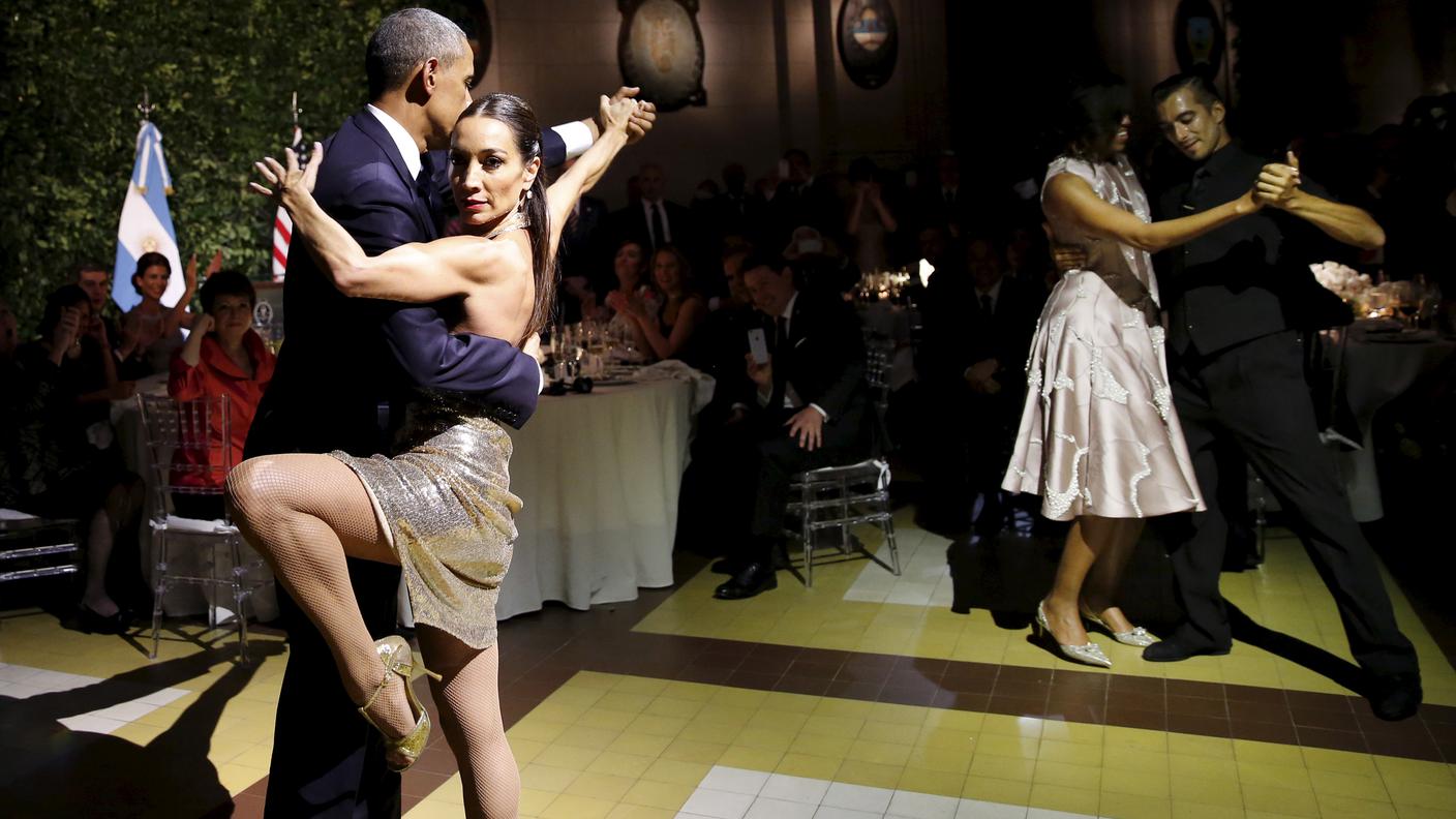 Obama impegnato nel ballo
