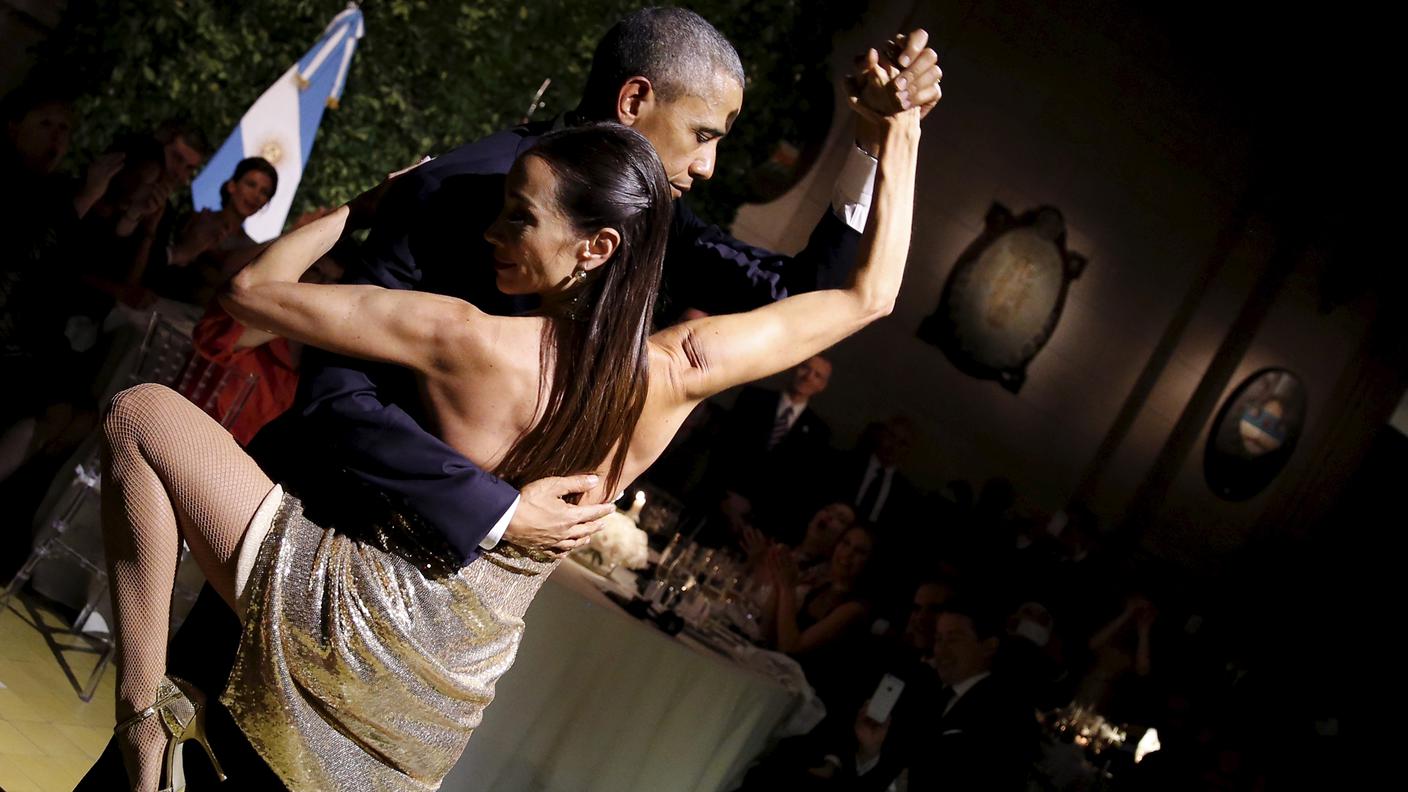 Obama impegnato nel ballo