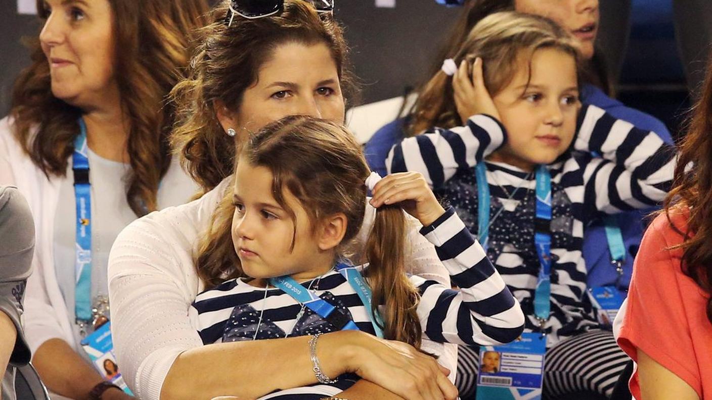 Mirka Federer con le gemelline a una partita di Roger