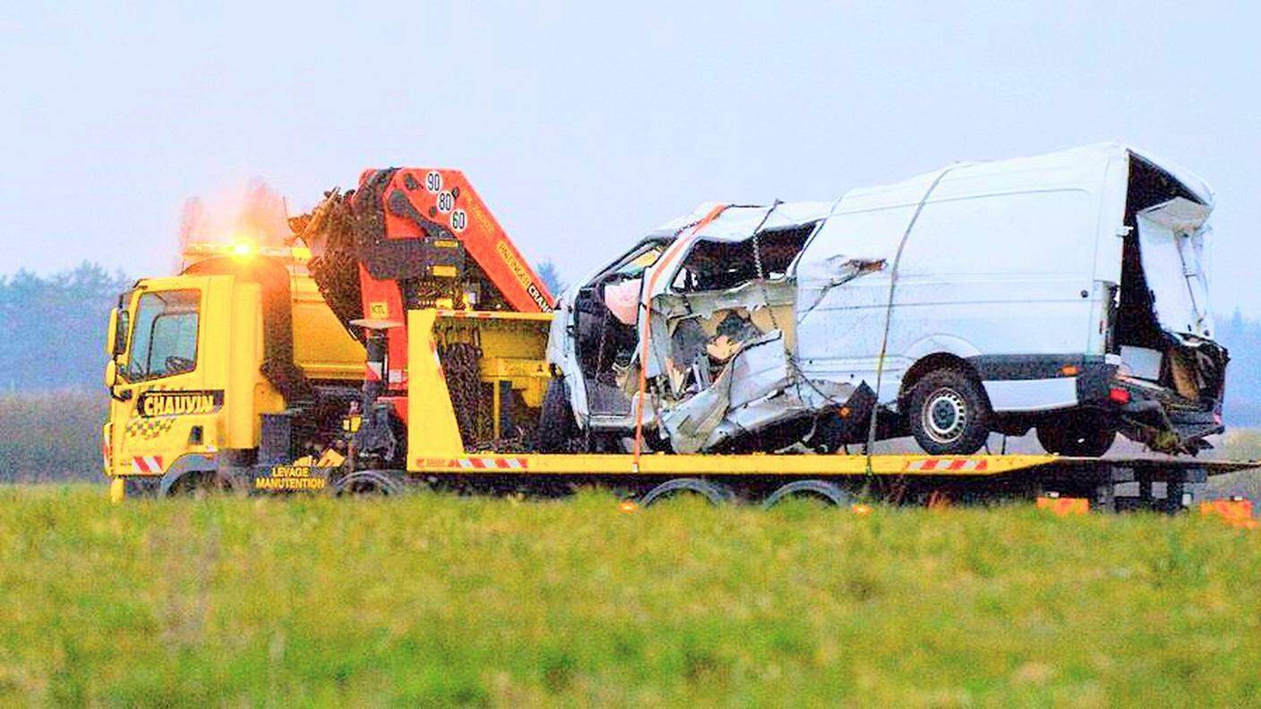 Il furgone su cui viaggiavano i 12 portoghesi morti nell'incidente in Francia