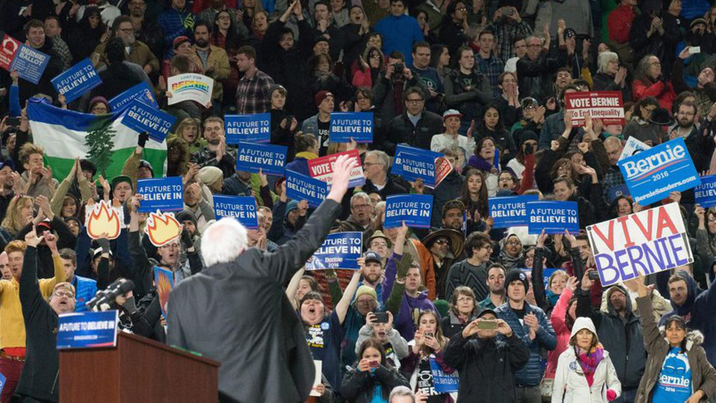 Bernie Sanders arringa i suoi al termine dell'ultimo comizio a Seattle