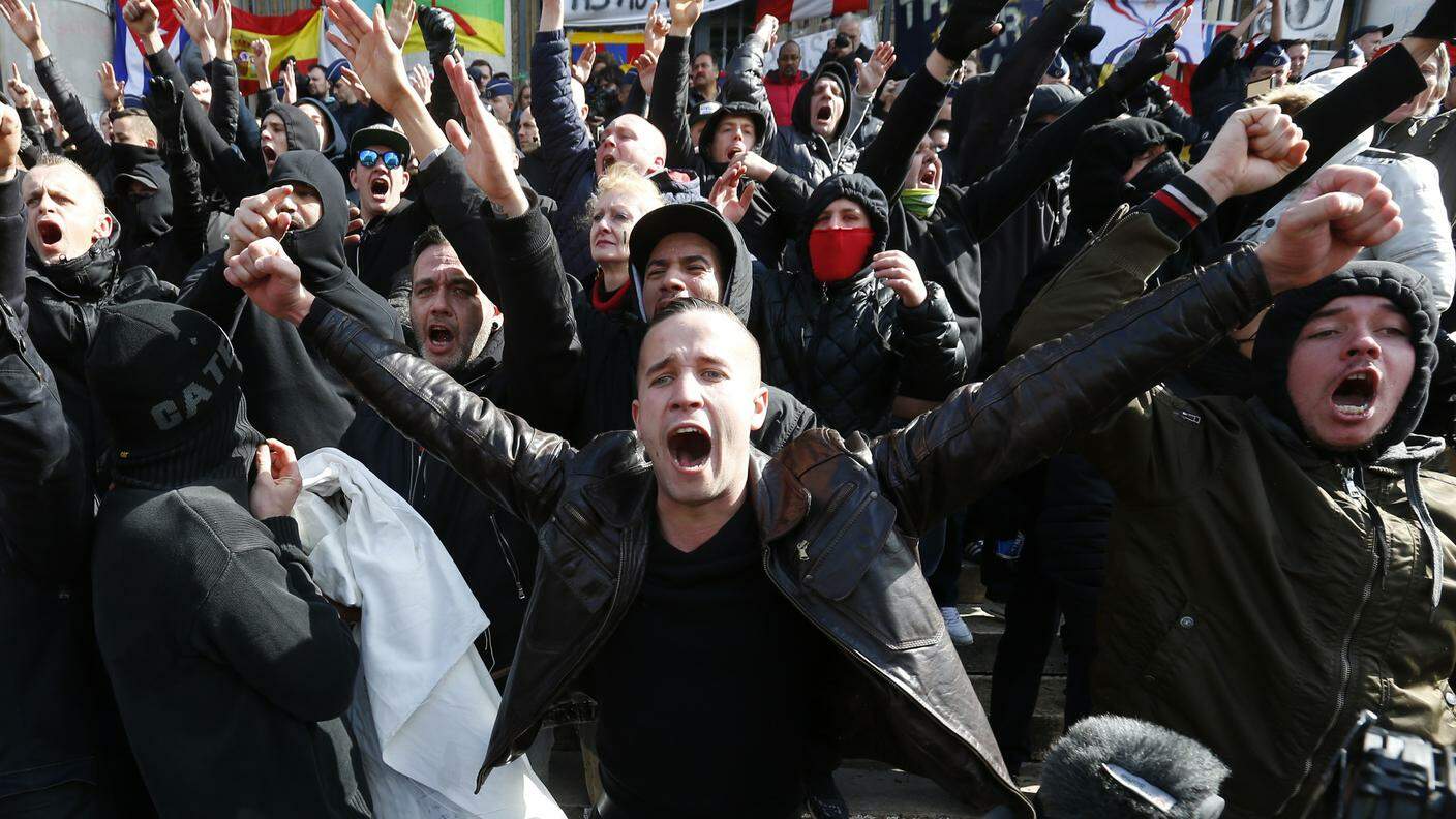 La furia dei bulli della destra sulla piazza della Borsa a Bruxelles