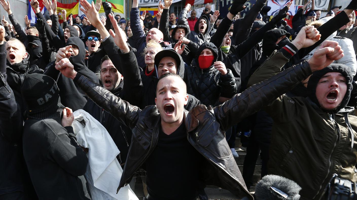 La furia dei bulli della destra sulla piazza della Borsa a Bruxelles