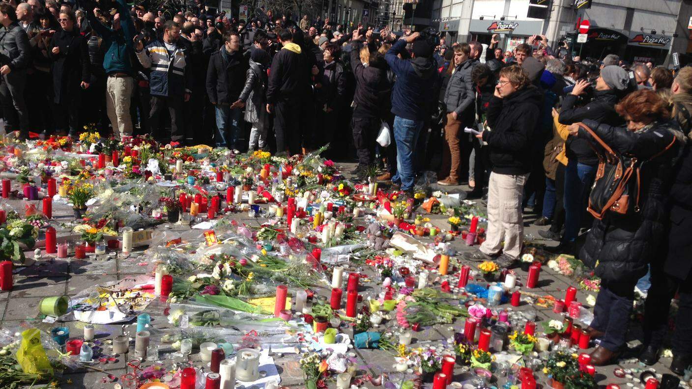 Place de la Bourse: la popolazione di Bruxelles onora le vittime dei terroristi