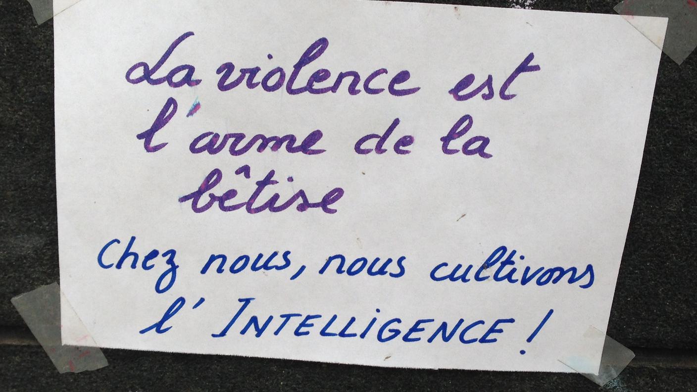 Messaggi di tristezza e di resistenza alla logica dei terroristi