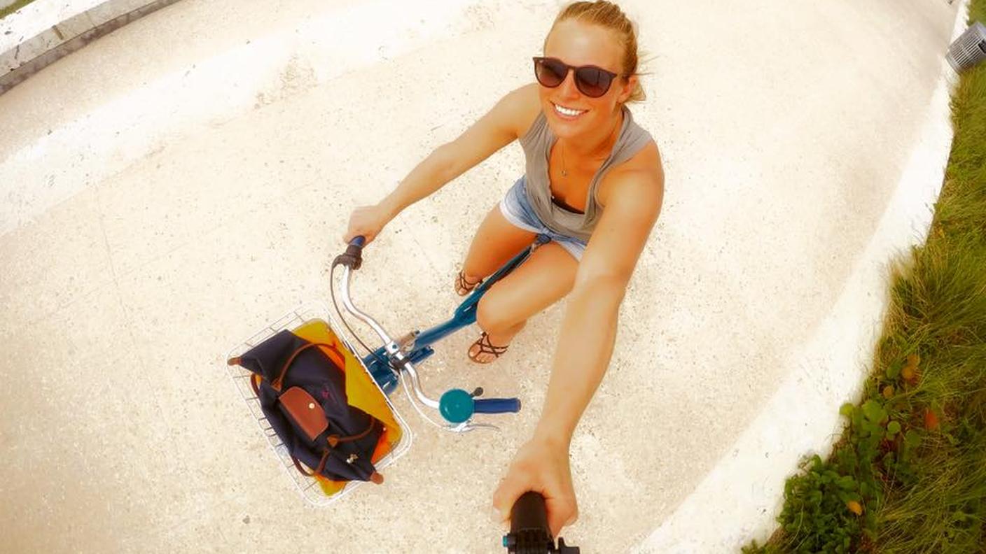 Il selfie con lo stick in bici ha scatenato l'entusiasmo dei fan sui social