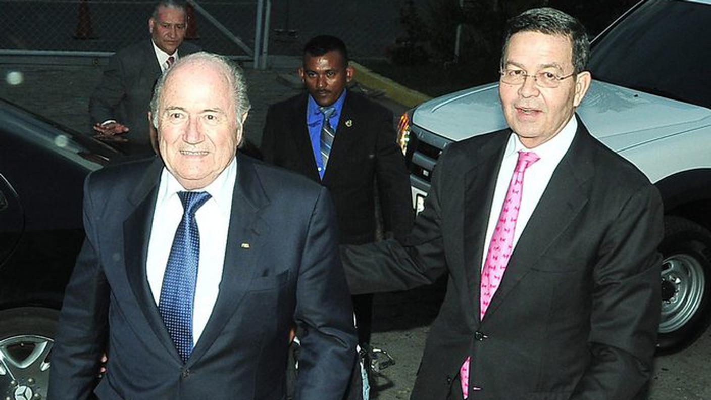 Un'immagine del 2011: Rafael Callejas accoglie Sepp Blatter a Tegucigalpa