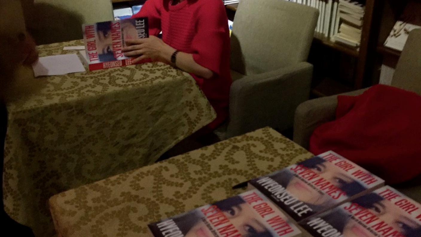 La rifugiata nordcoreana Hyeonseo Lee firma copie del suo libro "La ragazza dai 7 nomi"