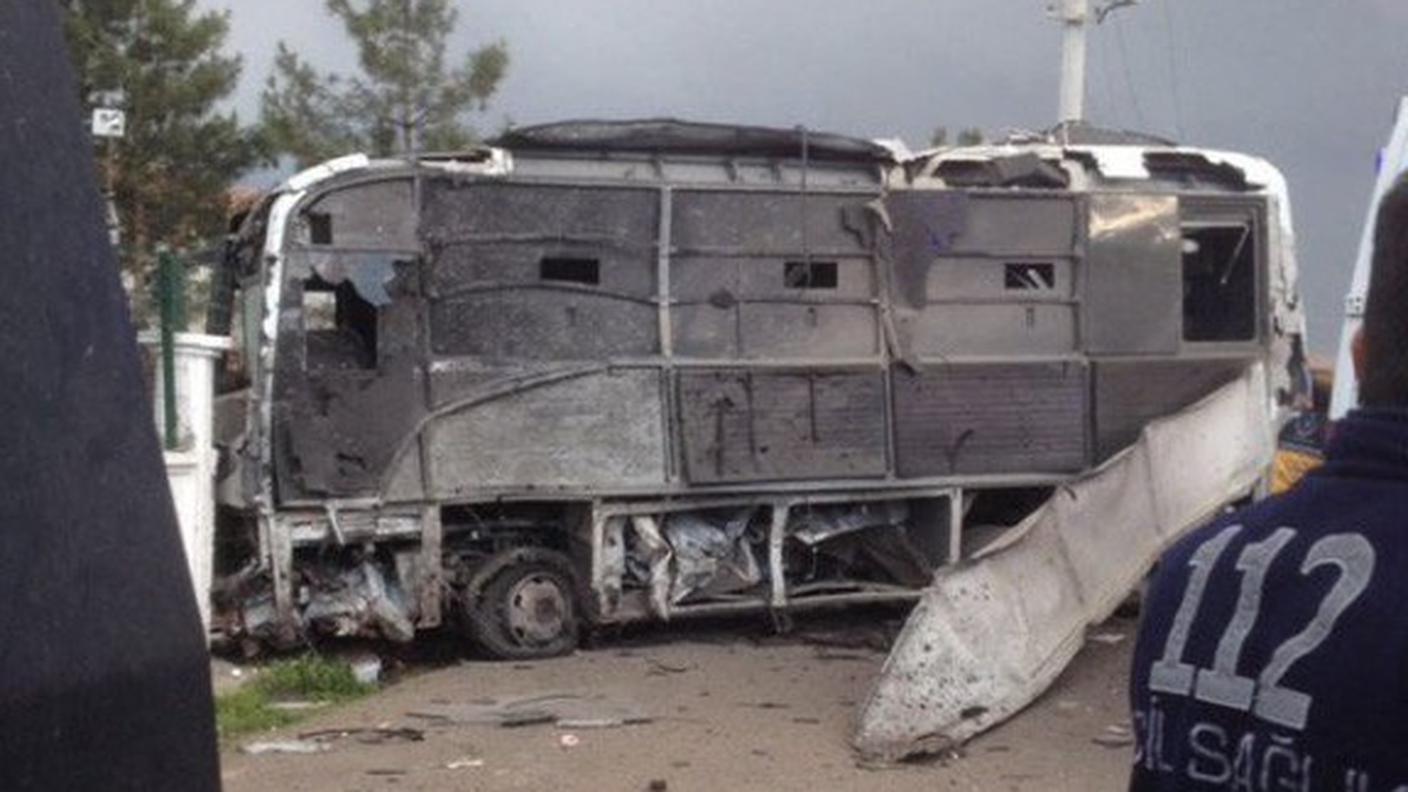 L'autobus della polizia colpito dall'esplosione