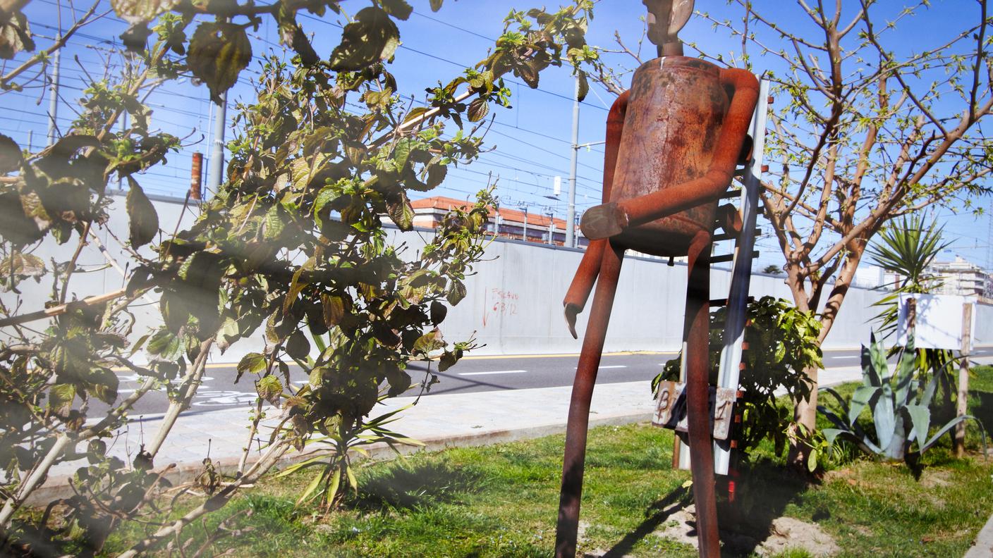 Un monumento con una piccola cisterna di GPL nei pressi di via Ponchielli