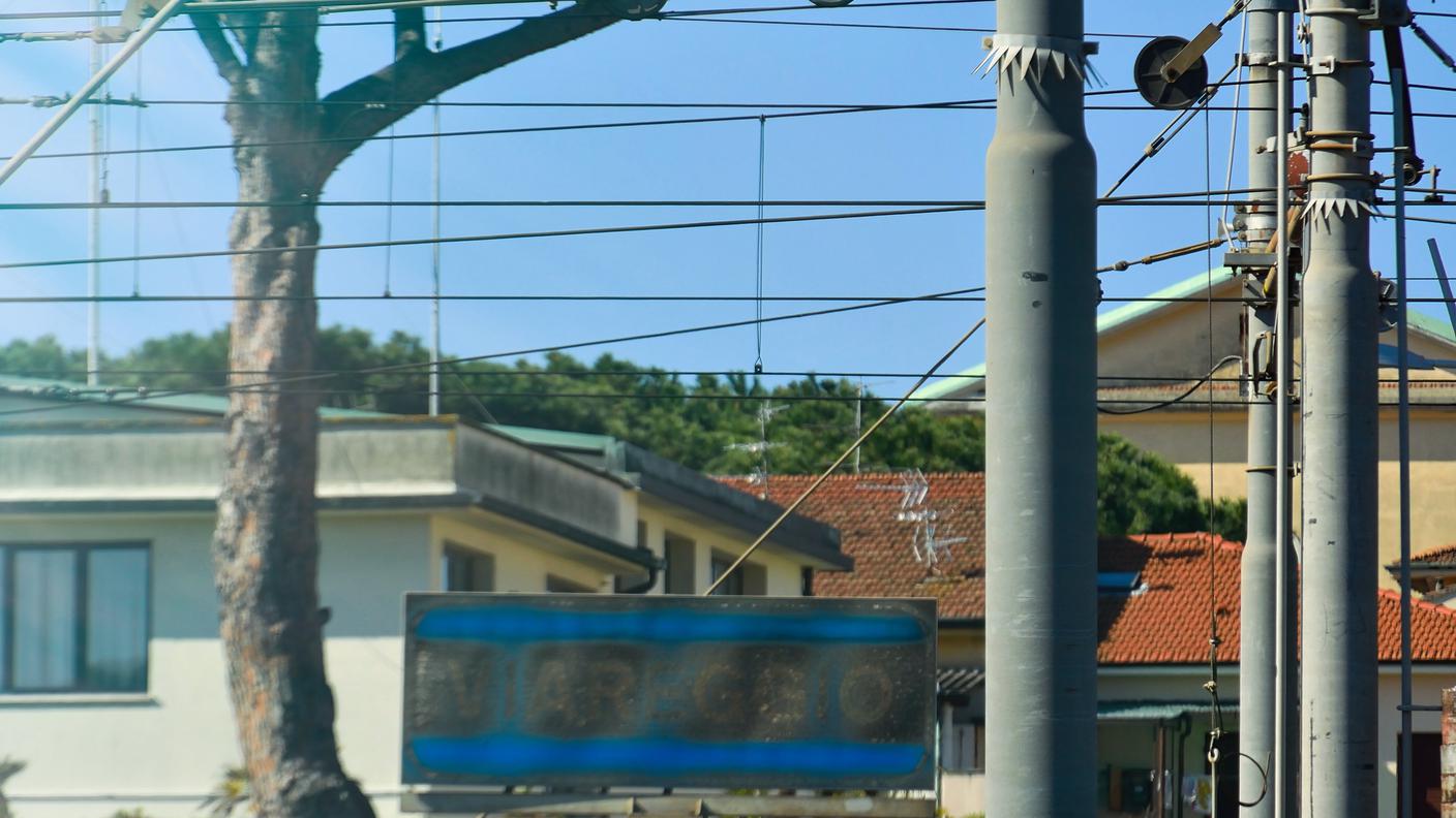 Cartello ancora bruciato di Viareggio