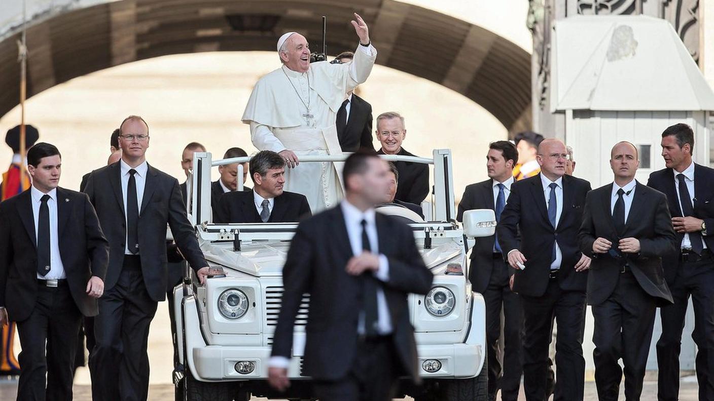 Il Papa sotto scorta a poca distanza dalla basilica di S.Pietro
