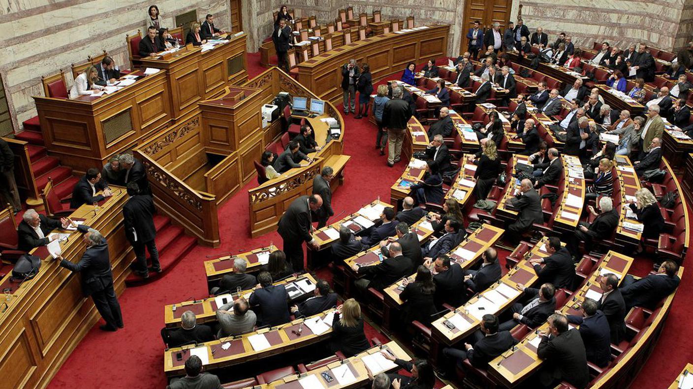 Il Parlmento greco riunito con procedura d'urgenza