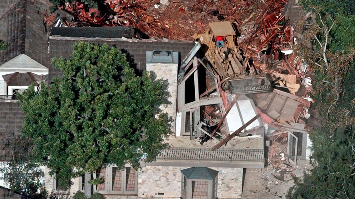 La demolizione della casa di Simpson nel 1998: il coltello fu trovato allora