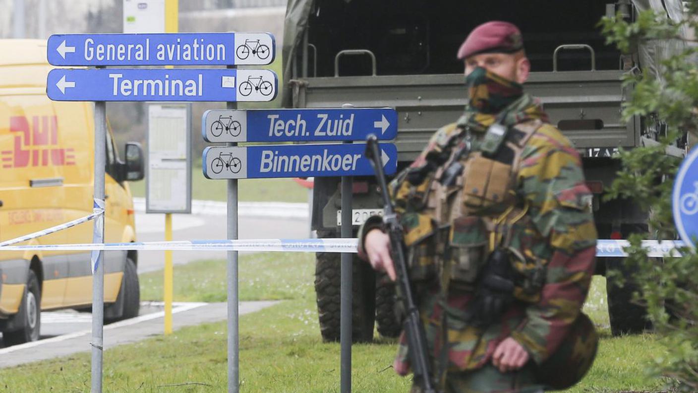 Un soldato schierato nei pressi dell'aeroporto di Bruxelles