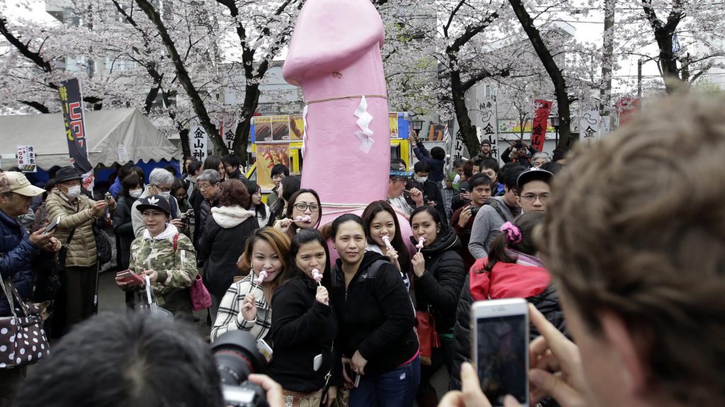 Una delle tre statue portate in corteo