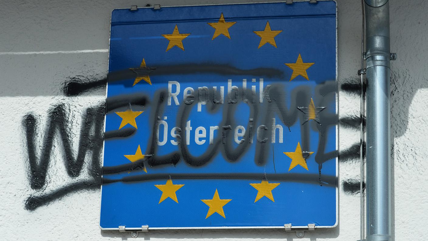 L'insegna di ingresso in Austria, al valico del Brennero, vandalizzata dai dimostranti