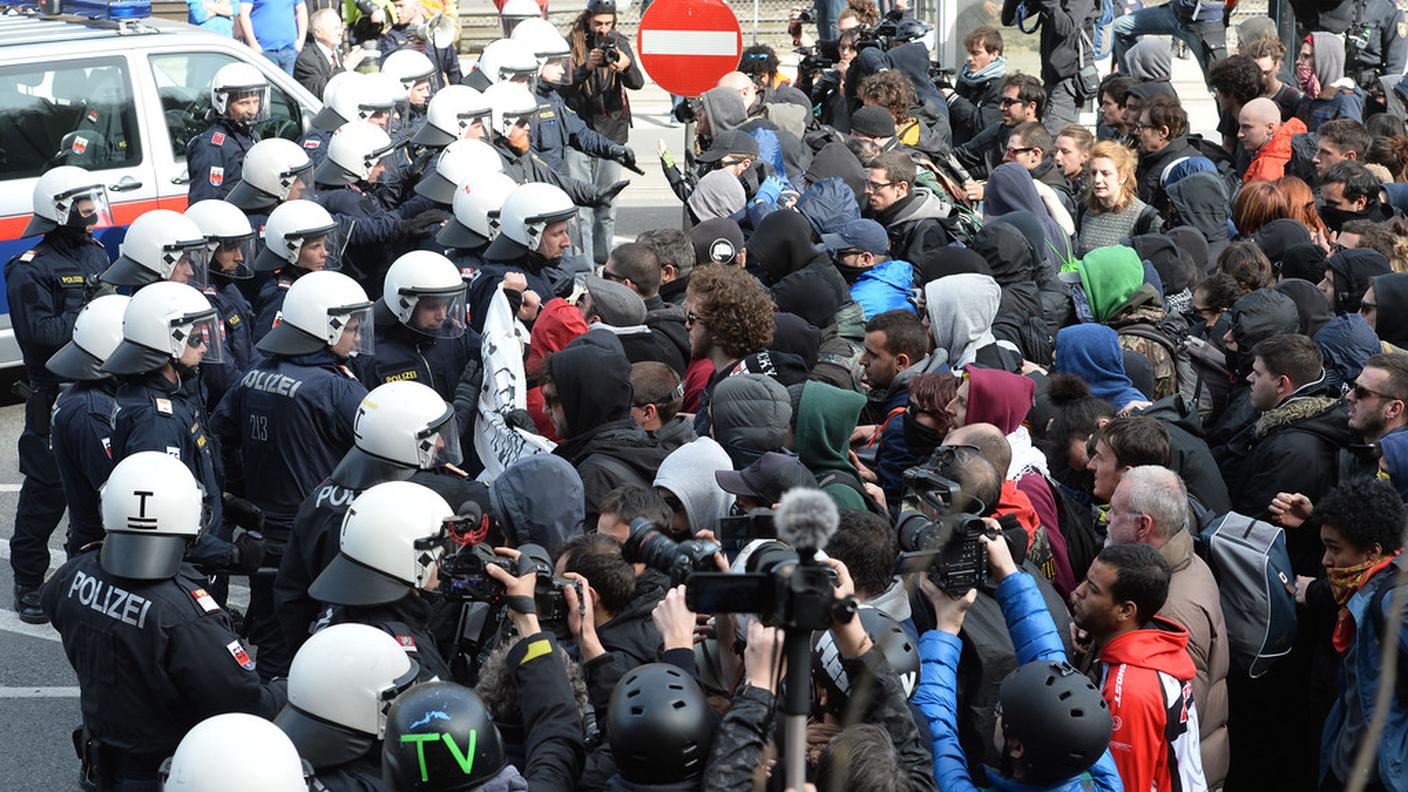 Il confronto fra i manifestanti e la polizia austriaca