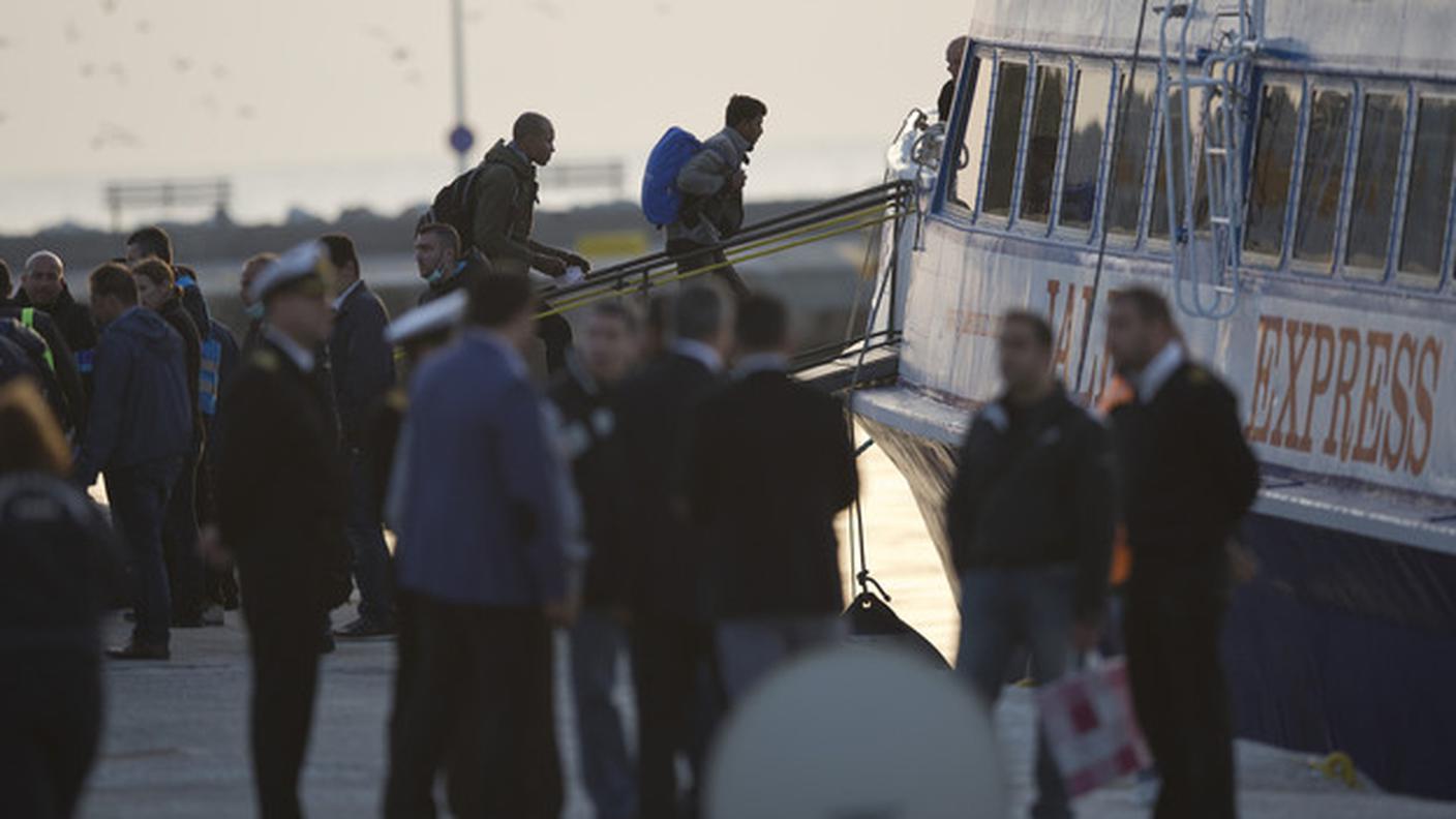 Profughi salgono su una nave lunedì mattina