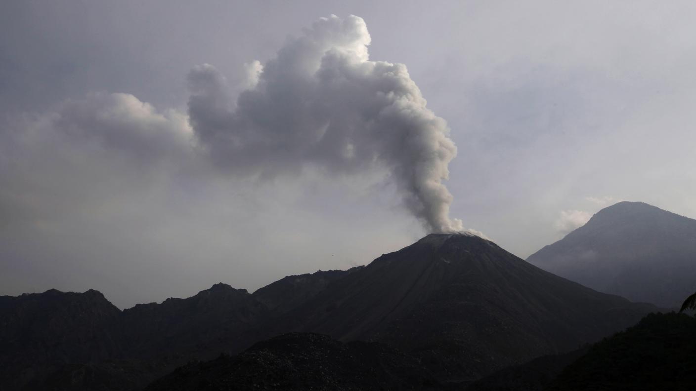 Colonna di fumo del vulcano centramericano