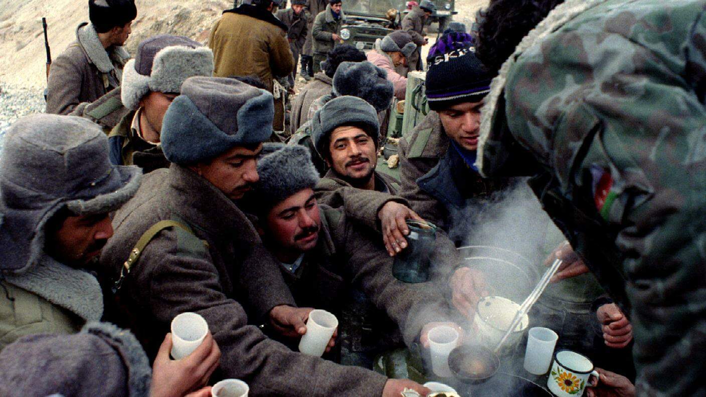 Soldati azeri si rifocillano durante il conflitto nel 1994