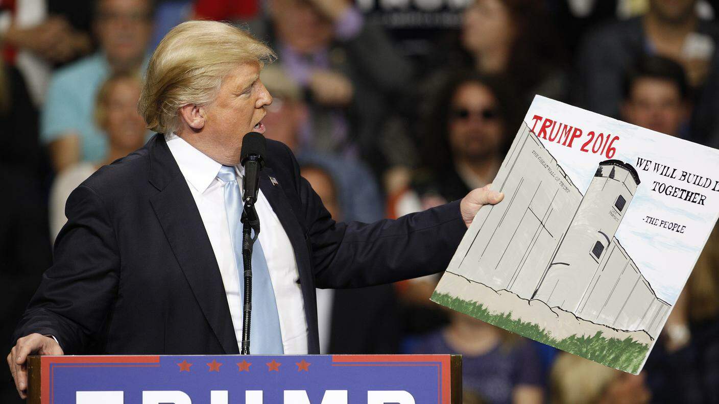 Trump con i piani del muro