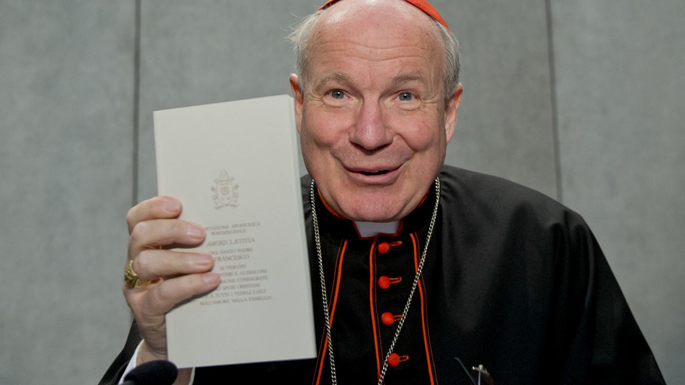 Il cardinale austriaco Christoph Schönborn con una copia del documento