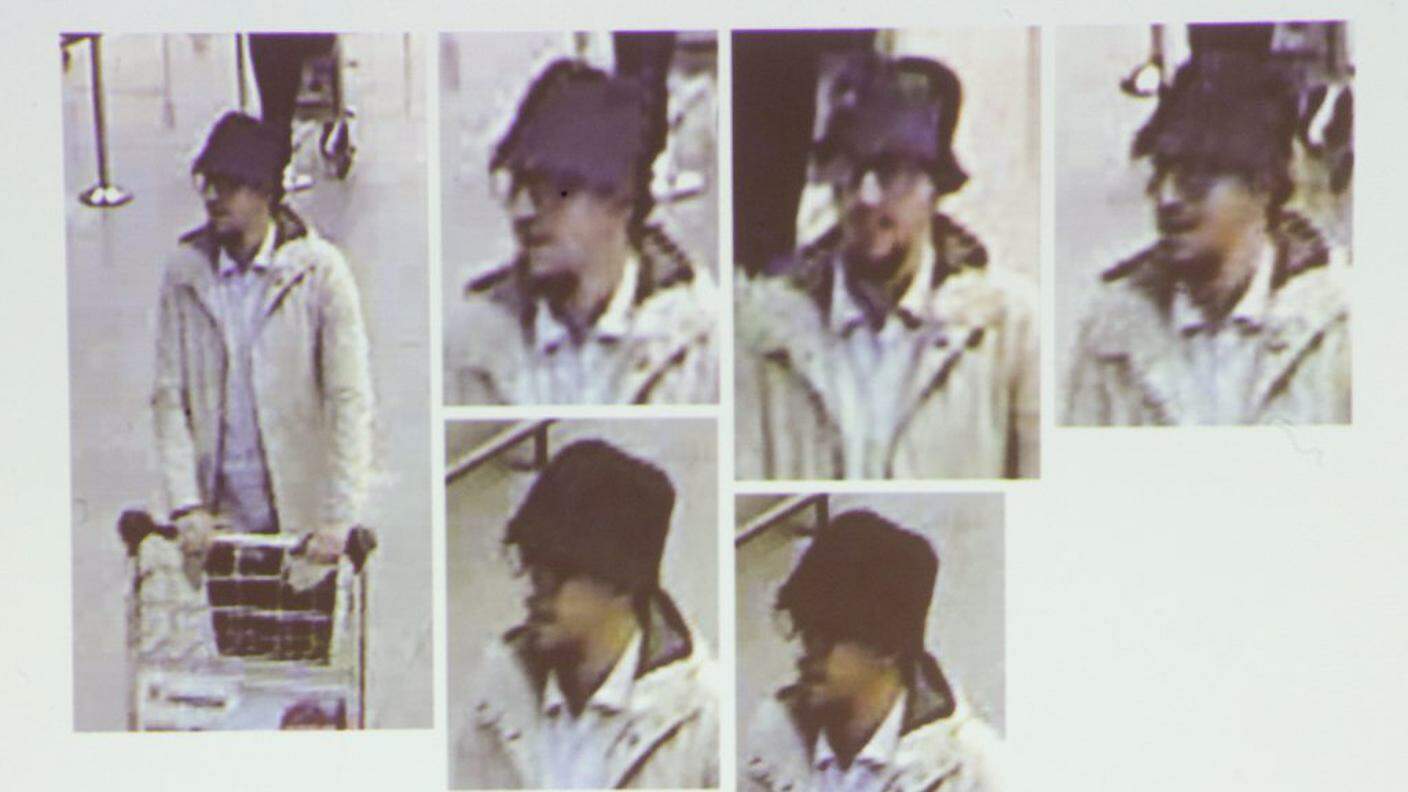 Le immagini dell'uomo col cappello in aeroporto diffuse dalla polizia