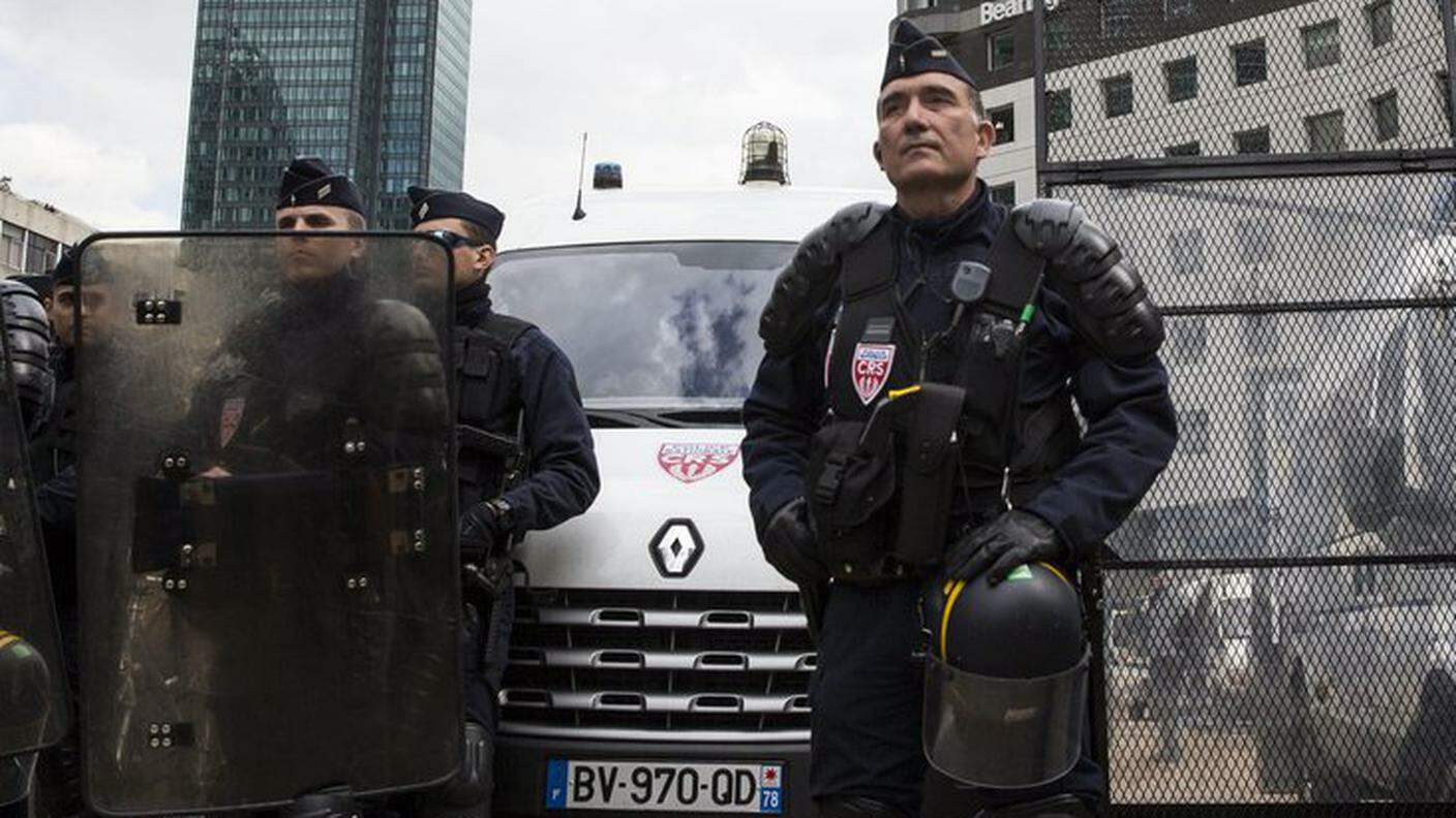 Agenti schierati nel quartiere parigino de La Défense, tra i probabili obiettivi