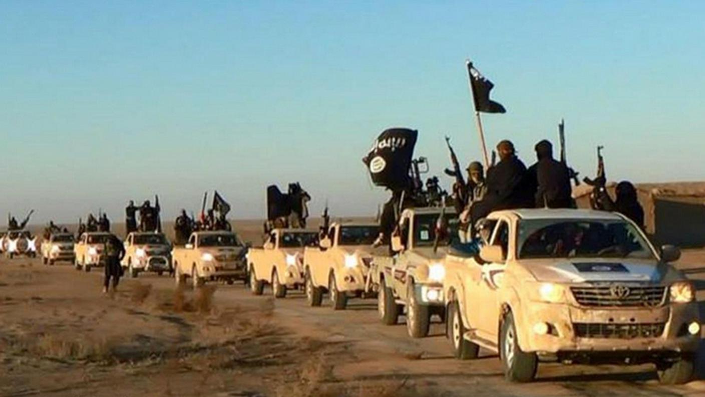 Una colonna di miliziani dello Stato islamico 