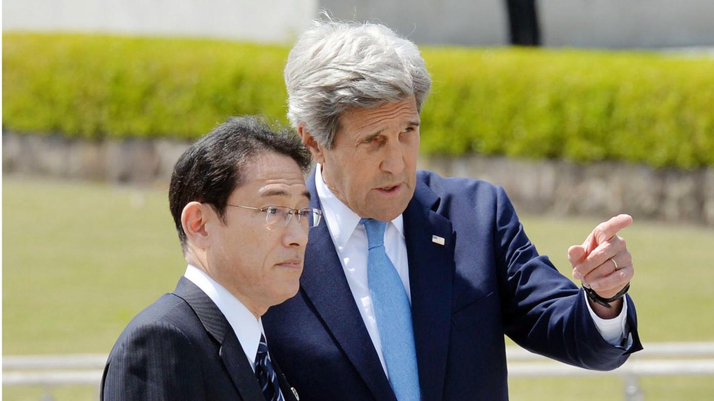 Il ministro degli esteri giapponese Fumio Kishida con John Kerry