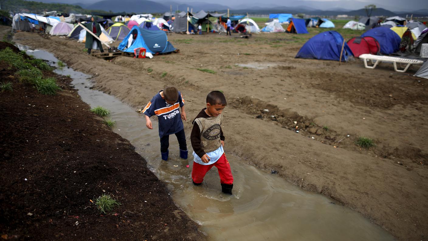 A Idomeni ci sono tanti bimbi che cercano di essere tali come possono
