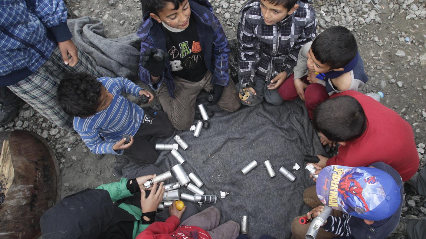 Il Lego, per i bimbi di Idomeni, sono i contenitori dei fumogeni caduti nel campo