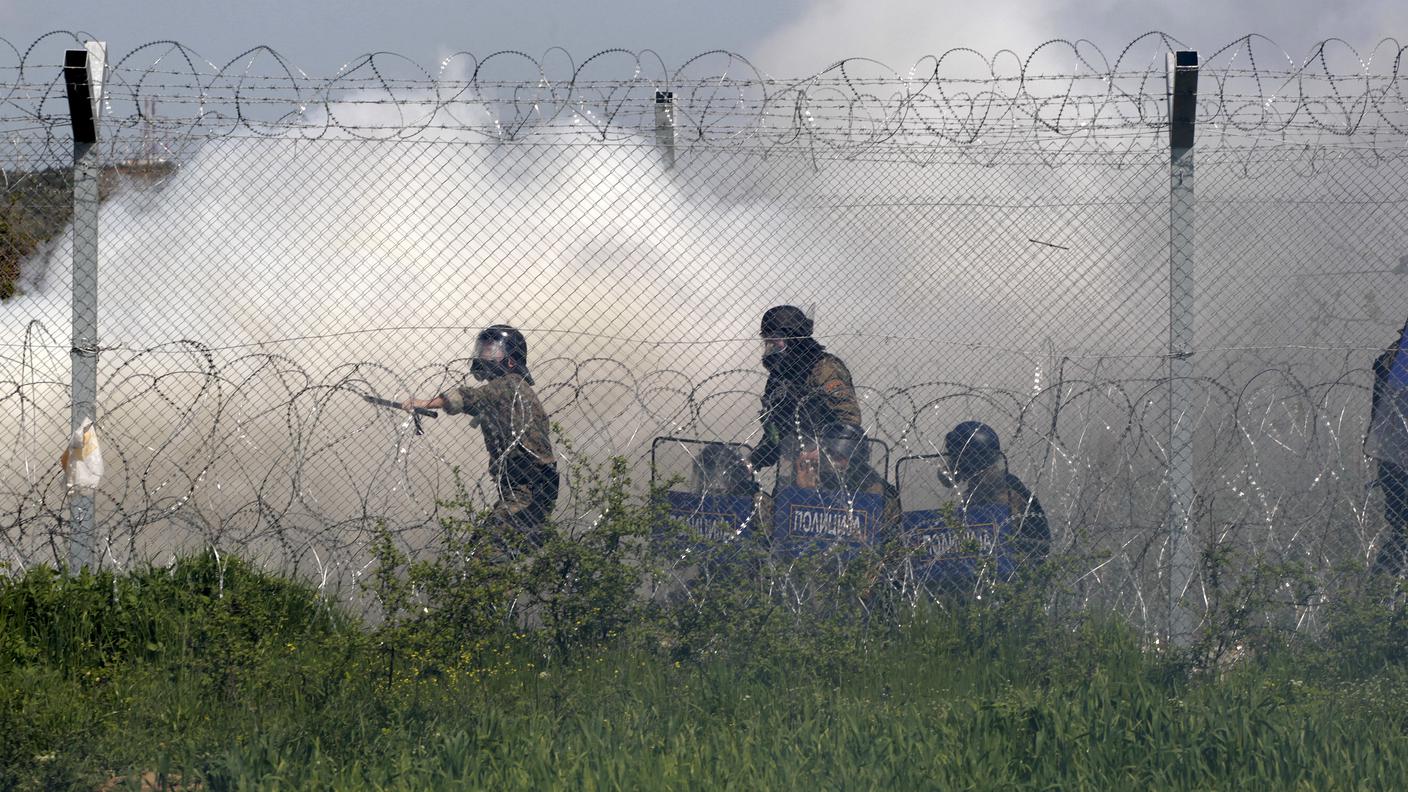 Eccoli gli uomini della polizia macedone intenti a gettare fiumogeni e lacrimogeni