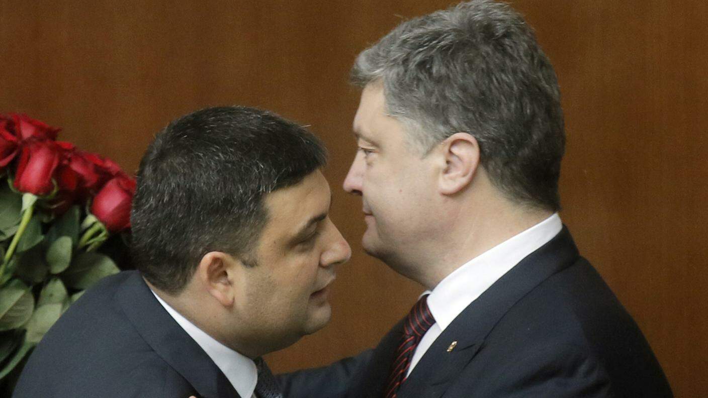 Poroshenko (d) si congratula con Groysman subito dopo la sua elezione