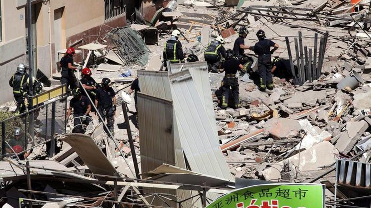 Nella foto ciò che resta del palazzo crollato giovedì sull'isola di Tenerife