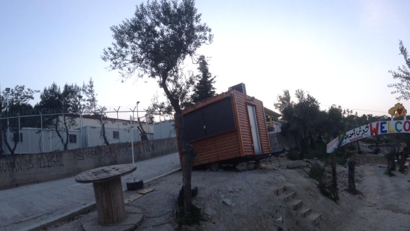 Il campo di Moira fotografato da lontano per ordine della polizia
