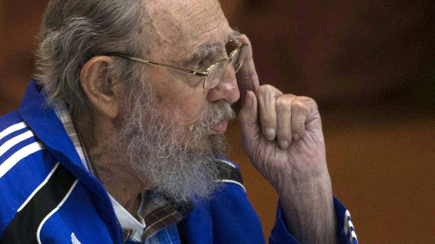 Fidel Castro mentre parla ai delegati del partito comunista cubano