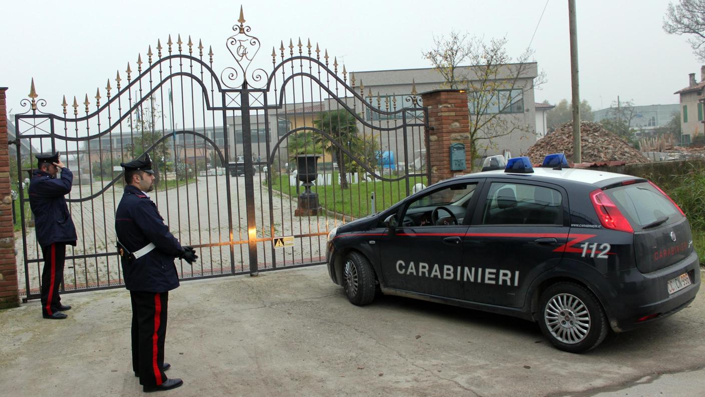 I carabinieri mentre sequestrano beni della famiglia Grande Aracri