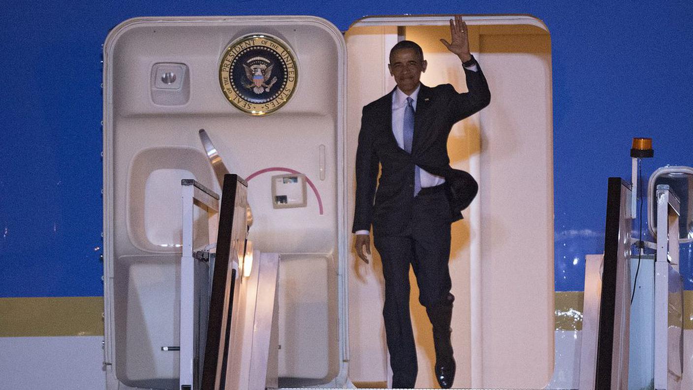 Obama scende dall'Air Force One a Londra