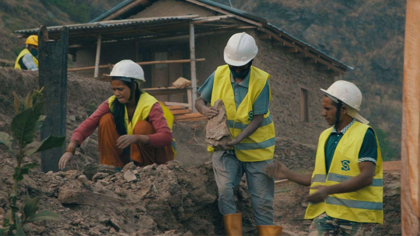 Gli uomini che stanno costruendo la casa hanno seguito delle formazioni specifiche