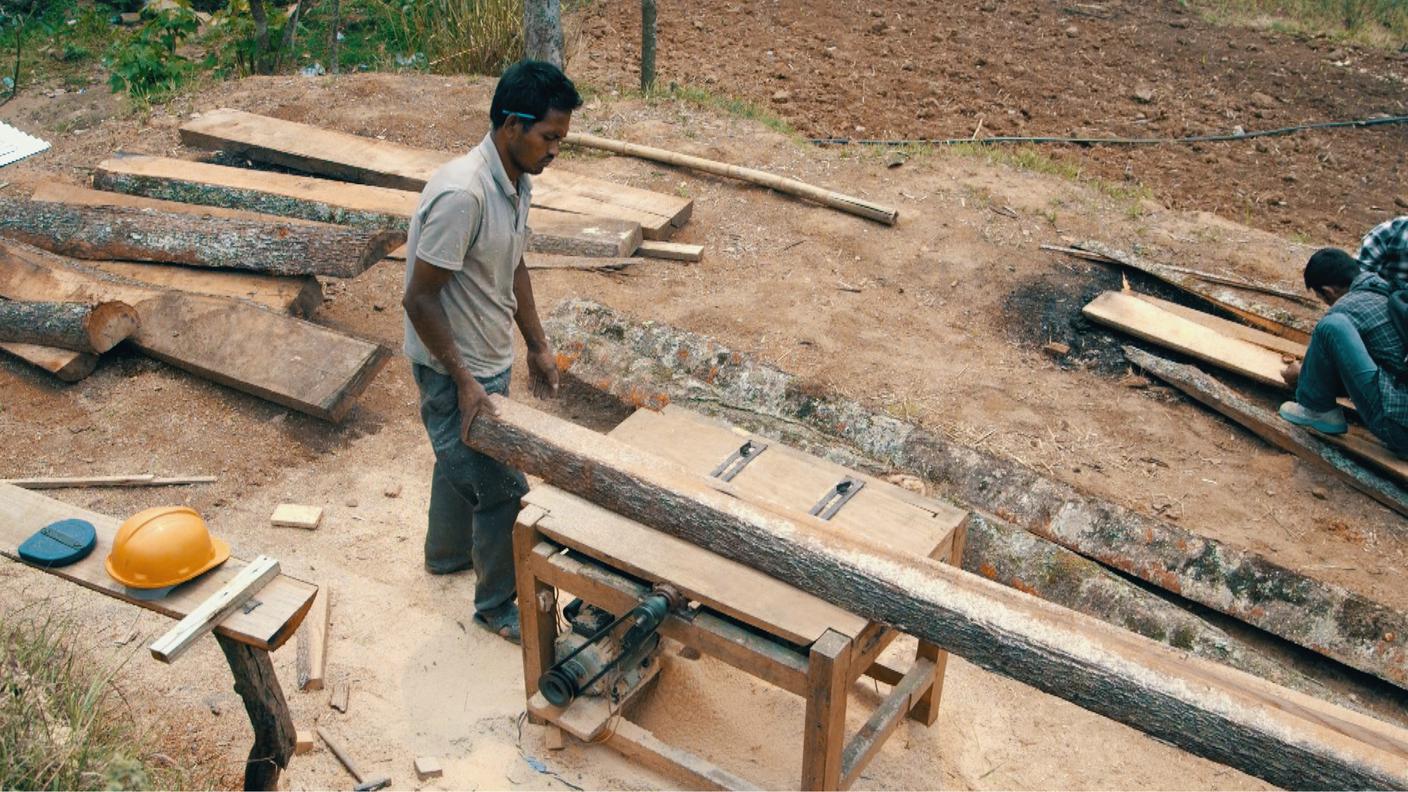 Le casette ricostruite dalle ONG hanno anche parti in legno 