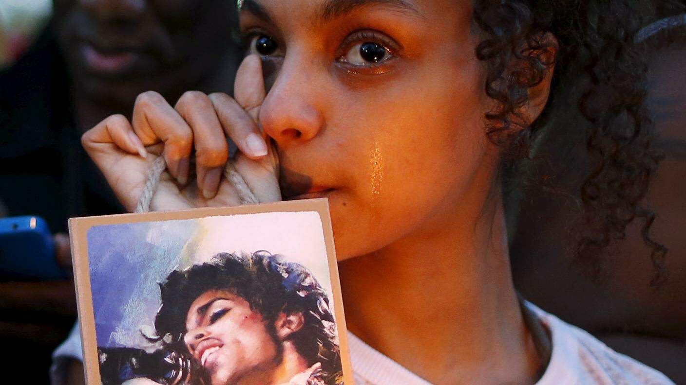 Un fan di Prince in lacrime