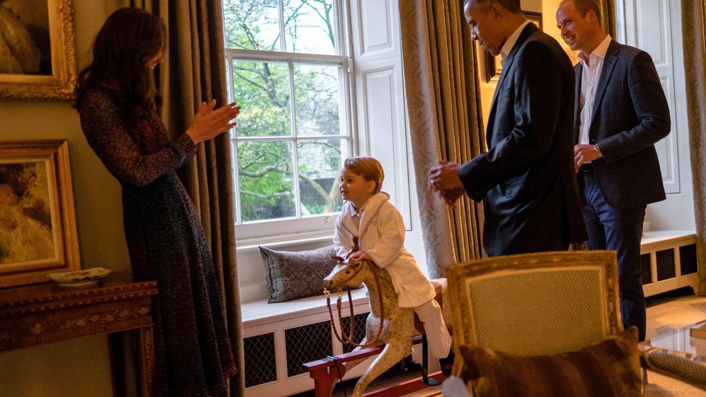 George cavalca verso il letto scortato da papà William, mamma Kate e Barack Obama