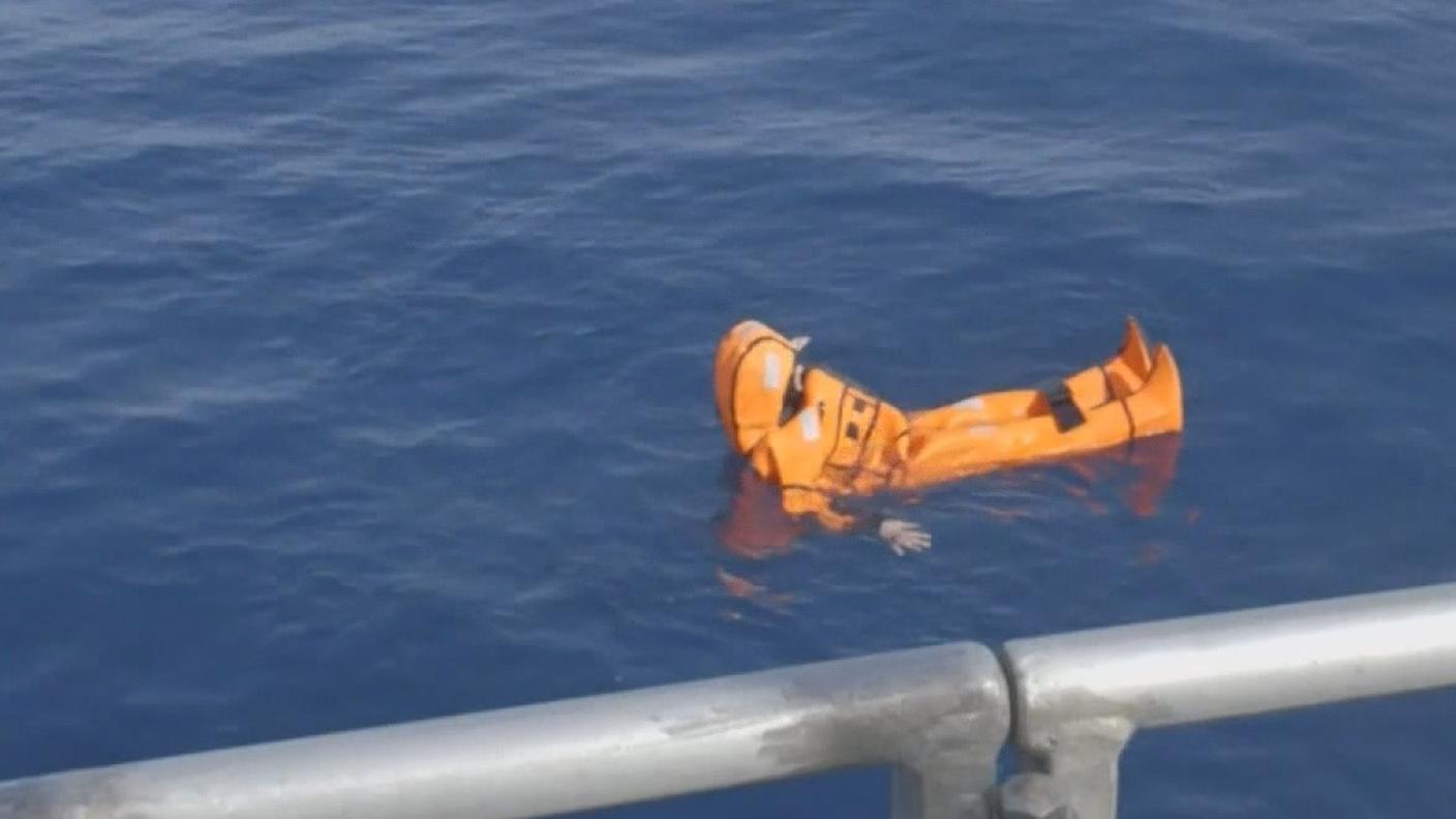 Sylvi Listhaug nel Mediterraneo in tutta sicurezza a pochi metri dalla nave d'emergenza